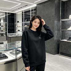 Moncler 蒙口 2026秋冬新款圆领空气层卫衣✨,原版五金辅料全套到位,采用高密空气层面料,挺括有型不易变形。领口 Moncler 蒙口 2026秋冬新款圆领空气层卫衣✨,原版五金辅料全套到位,采用高密空气层面料,挺括有型不易变形。领口