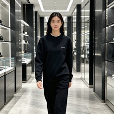 Moncler 蒙口 2026秋冬新款圆领空气层卫衣✨,原版五金辅料全套到位,采用高密空气层面料,挺括有型不易变形。领口 Moncler 蒙口 2026秋冬新款圆领空气层卫衣✨,原版五金辅料全套到位,采用高密空气层面料,挺括有型不易变形。领口