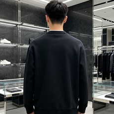 Moncler 蒙口 2026秋冬新款圆领空气层卫衣✨,原版五金辅料全套到位,采用高密空气层面料,挺括有型不易变形。领口 Moncler 蒙口 2026秋冬新款圆领空气层卫衣✨,原版五金辅料全套到位,采用高密空气层面料,挺括有型不易变形。领口
