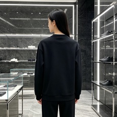 Moncler 蒙口 2026秋冬新款圆领空气层卫衣✨,原版五金辅料全套到位,采用高密空气层面料,挺括有型不易变形。领口 Moncler 蒙口 2026秋冬新款圆领空气层卫衣✨,原版五金辅料全套到位,采用高密空气层面料,挺括有型不易变形。领口