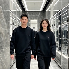 Moncler 蒙口 2026秋冬新款圆领空气层卫衣✨,原版五金辅料全套到位,采用高密空气层面料,挺括有型不易变形。领口 Moncler 蒙口 2026秋冬新款圆领空气层卫衣✨,原版五金辅料全套到位,采用高密空气层面料,挺括有型不易变形。领口