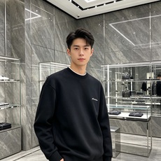 Moncler 蒙口 2026秋冬新款圆领空气层卫衣✨,原版五金辅料全套到位,采用高密空气层面料,挺括有型不易变形。领口 Moncler 蒙口 2026秋冬新款圆领空气层卫衣✨,原版五金辅料全套到位,采用高密空气层面料,挺括有型不易变形。领口