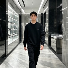 Moncler 蒙口 2026秋冬新款圆领空气层卫衣✨,原版五金辅料全套到位,采用高密空气层面料,挺括有型不易变形。领口 Moncler 蒙口 2026秋冬新款圆领空气层卫衣✨,原版五金辅料全套到位,采用高密空气层面料,挺括有型不易变形。领口