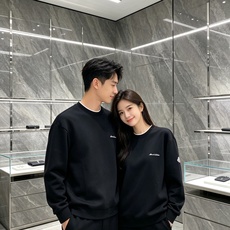 Moncler 蒙口 2026秋冬新款圆领空气层卫衣✨,原版五金辅料全套到位,采用高密空气层面料,挺括有型不易变形。领口 Moncler 蒙口 2026秋冬新款圆领空气层卫衣✨,原版五金辅料全套到位,采用高密空气层面料,挺括有型不易变形。领口