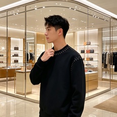 Louis Vuitton 路易威登 lv2026秋冬新款圆领空气层卫衣✨ 原版五金辅料全套到位,采用高密空气层面料,挺 Louis Vuitton 路易威登 lv2026秋冬新款圆领空气层卫衣✨ 原版五金辅料全套到位,采用高密空气层面料,挺