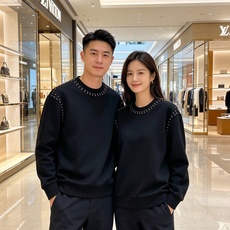 Louis Vuitton 路易威登 lv2026秋冬新款圆领空气层卫衣✨ 原版五金辅料全套到位,采用高密空气层面料,挺 Louis Vuitton 路易威登 lv2026秋冬新款圆领空气层卫衣✨ 原版五金辅料全套到位,采用高密空气层面料,挺