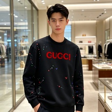 Gucci 古驰 2026秋冬新款圆领空气层卫衣✨原版辅料全套到位,采用高密空气层面料,挺括有型不易变形。胸前醒目红色品 Gucci 古驰 2026秋冬新款圆领空气层卫衣✨原版辅料全套到位,采用高密空气层面料,挺括有型不易变形。胸前醒目红色品