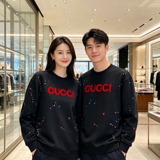Gucci 古驰 2026秋冬新款圆领空气层卫衣✨原版辅料全套到位,采用高密空气层面料,挺括有型不易变形。胸前醒目红色品 Gucci 古驰 2026秋冬新款圆领空气层卫衣✨原版辅料全套到位,采用高密空气层面料,挺括有型不易变形。胸前醒目红色品
