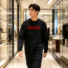 Gucci 古驰 2026秋冬新款圆领空气层卫衣✨原版辅料全套到位,采用高密空气层面料,挺括有型不易变形。胸前醒目红色品 Gucci 古驰 2026秋冬新款圆领空气层卫衣✨原版辅料全套到位,采用高密空气层面料,挺括有型不易变形。胸前醒目红色品