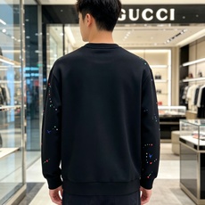 Gucci 古驰 2026秋冬新款圆领空气层卫衣✨原版辅料全套到位,采用高密空气层面料,挺括有型不易变形。胸前醒目红色品 Gucci 古驰 2026秋冬新款圆领空气层卫衣✨原版辅料全套到位,采用高密空气层面料,挺括有型不易变形。胸前醒目红色品