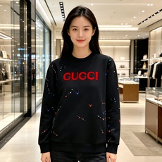 Gucci 古驰 2026秋冬新款圆领空气层卫衣✨原版辅料全套到位,采用高密空气层面料,挺括有型不易变形。胸前醒目红色品 Gucci 古驰 2026秋冬新款圆领空气层卫衣✨原版辅料全套到位,采用高密空气层面料,挺括有型不易变形。胸前醒目红色品