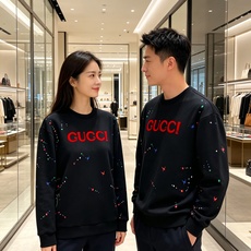 Gucci 古驰 2026秋冬新款圆领空气层卫衣✨原版辅料全套到位,采用高密空气层面料,挺括有型不易变形。胸前醒目红色品 Gucci 古驰 2026秋冬新款圆领空气层卫衣✨原版辅料全套到位,采用高密空气层面料,挺括有型不易变形。胸前醒目红色品