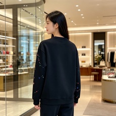 Gucci 古驰 2026秋冬新款圆领空气层卫衣✨原版辅料全套到位,采用高密空气层面料,挺括有型不易变形。胸前醒目红色品 Gucci 古驰 2026秋冬新款圆领空气层卫衣✨原版辅料全套到位,采用高密空气层面料,挺括有型不易变形。胸前醒目红色品