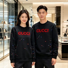 Gucci 古驰 2026秋冬新款圆领空气层卫衣✨原版辅料全套到位,采用高密空气层面料,挺括有型不易变形。胸前醒目红色品 Gucci 古驰 2026秋冬新款圆领空气层卫衣✨原版辅料全套到位,采用高密空气层面料,挺括有型不易变形。胸前醒目红色品