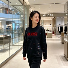 Gucci 古驰 2026秋冬新款圆领空气层卫衣✨原版辅料全套到位,采用高密空气层面料,挺括有型不易变形。胸前醒目红色品 Gucci 古驰 2026秋冬新款圆领空气层卫衣✨原版辅料全套到位,采用高密空气层面料,挺括有型不易变形。胸前醒目红色品