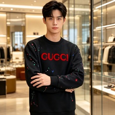 Gucci 古驰 2026秋冬新款圆领空气层卫衣✨原版辅料全套到位,采用高密空气层面料,挺括有型不易变形。胸前醒目红色品 Gucci 古驰 2026秋冬新款圆领空气层卫衣✨原版辅料全套到位,采用高密空气层面料,挺括有型不易变形。胸前醒目红色品