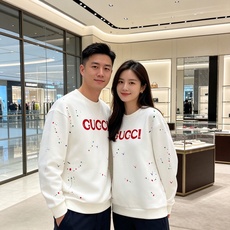 Gucci 古驰 2026秋冬新款圆领空气层卫衣✨原版辅料全套到位,采用高密空气层面料,挺括有型不易变形。胸前醒目红色品 Gucci 古驰 2026秋冬新款圆领空气层卫衣✨原版辅料全套到位,采用高密空气层面料,挺括有型不易变形。胸前醒目红色品