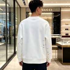 Gucci 古驰 2026秋冬新款圆领空气层卫衣✨原版辅料全套到位,采用高密空气层面料,挺括有型不易变形。胸前醒目红色品 Gucci 古驰 2026秋冬新款圆领空气层卫衣✨原版辅料全套到位,采用高密空气层面料,挺括有型不易变形。胸前醒目红色品