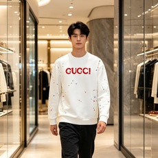 Gucci 古驰 2026秋冬新款圆领空气层卫衣✨原版辅料全套到位,采用高密空气层面料,挺括有型不易变形。胸前醒目红色品 Gucci 古驰 2026秋冬新款圆领空气层卫衣✨原版辅料全套到位,采用高密空气层面料,挺括有型不易变形。胸前醒目红色品