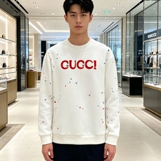 Gucci 古驰 2026秋冬新款圆领空气层卫衣✨原版辅料全套到位,采用高密空气层面料,挺括有型不易变形。胸前醒目红色品 Gucci 古驰 2026秋冬新款圆领空气层卫衣✨原版辅料全套到位,采用高密空气层面料,挺括有型不易变形。胸前醒目红色品