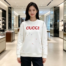 Gucci 古驰 2026秋冬新款圆领空气层卫衣✨原版辅料全套到位,采用高密空气层面料,挺括有型不易变形。胸前醒目红色品 Gucci 古驰 2026秋冬新款圆领空气层卫衣✨原版辅料全套到位,采用高密空气层面料,挺括有型不易变形。胸前醒目红色品