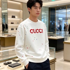 Gucci 古驰 2026秋冬新款圆领空气层卫衣✨原版辅料全套到位,采用高密空气层面料,挺括有型不易变形。胸前醒目红色品 Gucci 古驰 2026秋冬新款圆领空气层卫衣✨原版辅料全套到位,采用高密空气层面料,挺括有型不易变形。胸前醒目红色品