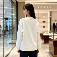 Gucci 古驰 2026秋冬新款圆领空气层卫衣✨原版辅料全套到位,采用高密空气层面料,挺括有型不易变形。胸前醒目红色品 Gucci 古驰 2026秋冬新款圆领空气层卫衣✨原版辅料全套到位,采用高密空气层面料,挺括有型不易变形。胸前醒目红色品