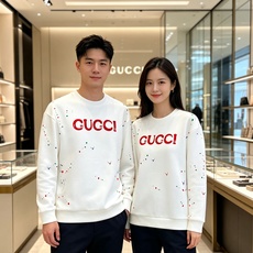 Gucci 古驰 2026秋冬新款圆领空气层卫衣✨原版辅料全套到位,采用高密空气层面料,挺括有型不易变形。胸前醒目红色品 Gucci 古驰 2026秋冬新款圆领空气层卫衣✨原版辅料全套到位,采用高密空气层面料,挺括有型不易变形。胸前醒目红色品