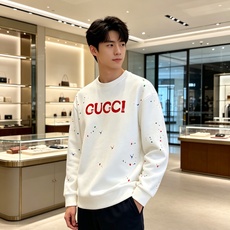 Gucci 古驰 2026秋冬新款圆领空气层卫衣✨原版辅料全套到位,采用高密空气层面料,挺括有型不易变形。胸前醒目红色品 Gucci 古驰 2026秋冬新款圆领空气层卫衣✨原版辅料全套到位,采用高密空气层面料,挺括有型不易变形。胸前醒目红色品
