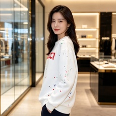 Gucci 古驰 2026秋冬新款圆领空气层卫衣✨原版辅料全套到位,采用高密空气层面料,挺括有型不易变形。胸前醒目红色品 Gucci 古驰 2026秋冬新款圆领空气层卫衣✨原版辅料全套到位,采用高密空气层面料,挺括有型不易变形。胸前醒目红色品