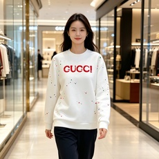 Gucci 古驰 2026秋冬新款圆领空气层卫衣✨原版辅料全套到位,采用高密空气层面料,挺括有型不易变形。胸前醒目红色品 Gucci 古驰 2026秋冬新款圆领空气层卫衣✨原版辅料全套到位,采用高密空气层面料,挺括有型不易变形。胸前醒目红色品