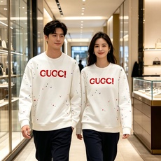 Gucci 古驰 2026秋冬新款圆领空气层卫衣✨原版辅料全套到位,采用高密空气层面料,挺括有型不易变形。胸前醒目红色品 Gucci 古驰 2026秋冬新款圆领空气层卫衣✨原版辅料全套到位,采用高密空气层面料,挺括有型不易变形。胸前醒目红色品