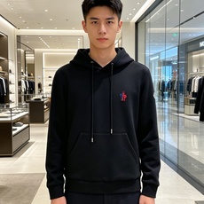 Moncler 蒙口 2026秋冬新款连帽空气层卫衣✨原版辅料全套到位,高密空气层面料,上身挺括不易变形。胸前撞色刺绣标 Moncler 蒙口 2026秋冬新款连帽空气层卫衣✨原版辅料全套到位,高密空气层面料,上身挺括不易变形。胸前撞色刺绣标