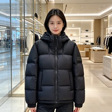 LV 2026秋冬爆款拼色老花羽绒服三色齐发 重磅分仓锁绒工艺,上身蓬松轻盈,完全不显臃肿 肩部暗纹老花拼接设计,低调有 LV 2026秋冬爆款拼色老花羽绒服三色齐发 重磅分仓锁绒工艺,上身蓬松轻盈,完全不显臃肿 肩部暗纹老花拼接设计,低调有
