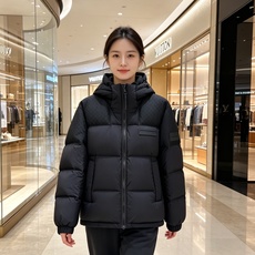 LV 2026秋冬爆款拼色老花羽绒服三色齐发 重磅分仓锁绒工艺,上身蓬松轻盈,完全不显臃肿 肩部暗纹老花拼接设计,低调有 LV 2026秋冬爆款拼色老花羽绒服三色齐发 重磅分仓锁绒工艺,上身蓬松轻盈,完全不显臃肿 肩部暗纹老花拼接设计,低调有