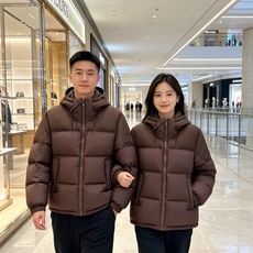 LV 2026秋冬爆款拼色老花羽绒服三色齐发 重磅分仓锁绒工艺,上身蓬松轻盈,完全不显臃肿 肩部暗纹老花拼接设计,低调有 LV 2026秋冬爆款拼色老花羽绒服三色齐发 重磅分仓锁绒工艺,上身蓬松轻盈,完全不显臃肿 肩部暗纹老花拼接设计,低调有
