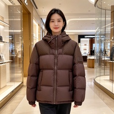 LV 2026秋冬爆款拼色老花羽绒服三色齐发 重磅分仓锁绒工艺,上身蓬松轻盈,完全不显臃肿 肩部暗纹老花拼接设计,低调有 LV 2026秋冬爆款拼色老花羽绒服三色齐发 重磅分仓锁绒工艺,上身蓬松轻盈,完全不显臃肿 肩部暗纹老花拼接设计,低调有