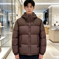 LV 2026秋冬爆款拼色老花羽绒服三色齐发 重磅分仓锁绒工艺,上身蓬松轻盈,完全不显臃肿 肩部暗纹老花拼接设计,低调有 LV 2026秋冬爆款拼色老花羽绒服三色齐发 重磅分仓锁绒工艺,上身蓬松轻盈,完全不显臃肿 肩部暗纹老花拼接设计,低调有