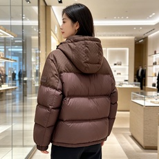 LV 2026秋冬爆款拼色老花羽绒服三色齐发 重磅分仓锁绒工艺,上身蓬松轻盈,完全不显臃肿 肩部暗纹老花拼接设计,低调有 LV 2026秋冬爆款拼色老花羽绒服三色齐发 重磅分仓锁绒工艺,上身蓬松轻盈,完全不显臃肿 肩部暗纹老花拼接设计,低调有