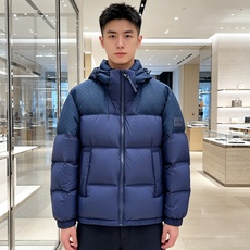 LV 2026秋冬爆款拼色老花羽绒服三色齐发 重磅分仓锁绒工艺,上身蓬松轻盈,完全不显臃肿 肩部暗纹老花拼接设计,低调有 LV 2026秋冬爆款拼色老花羽绒服三色齐发 重磅分仓锁绒工艺,上身蓬松轻盈,完全不显臃肿 肩部暗纹老花拼接设计,低调有
