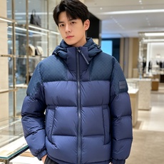 LV 2026秋冬爆款拼色老花羽绒服三色齐发 重磅分仓锁绒工艺,上身蓬松轻盈,完全不显臃肿 肩部暗纹老花拼接设计,低调有 LV 2026秋冬爆款拼色老花羽绒服三色齐发 重磅分仓锁绒工艺,上身蓬松轻盈,完全不显臃肿 肩部暗纹老花拼接设计,低调有