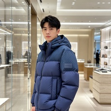 LV 2026秋冬爆款拼色老花羽绒服三色齐发 重磅分仓锁绒工艺,上身蓬松轻盈,完全不显臃肿 肩部暗纹老花拼接设计,低调有 LV 2026秋冬爆款拼色老花羽绒服三色齐发 重磅分仓锁绒工艺,上身蓬松轻盈,完全不显臃肿 肩部暗纹老花拼接设计,低调有