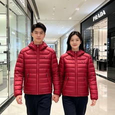 Prada 普拉达 2026秋冬新款三角标连帽轻薄羽绒,米白/酒红/藏蓝/黑四色男女同款。 横条分仓充绒,不跑绒不臃肿; Prada 普拉达 2026秋冬新款三角标连帽轻薄羽绒,米白/酒红/藏蓝/黑四色男女同款。 横条分仓充绒,不跑绒不臃肿;