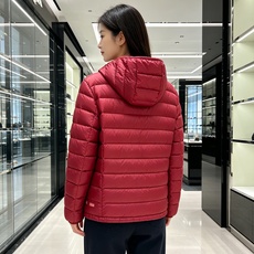 Prada 普拉达 2026秋冬新款三角标连帽轻薄羽绒,米白/酒红/藏蓝/黑四色男女同款。 横条分仓充绒,不跑绒不臃肿; Prada 普拉达 2026秋冬新款三角标连帽轻薄羽绒,米白/酒红/藏蓝/黑四色男女同款。 横条分仓充绒,不跑绒不臃肿;