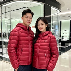 Prada 普拉达 2026秋冬新款三角标连帽轻薄羽绒,米白/酒红/藏蓝/黑四色男女同款。 横条分仓充绒,不跑绒不臃肿; Prada 普拉达 2026秋冬新款三角标连帽轻薄羽绒,米白/酒红/藏蓝/黑四色男女同款。 横条分仓充绒,不跑绒不臃肿;