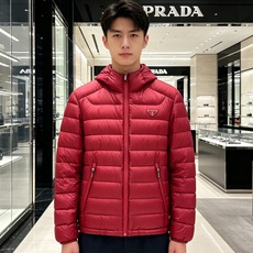 Prada 普拉达 2026秋冬新款三角标连帽轻薄羽绒,米白/酒红/藏蓝/黑四色男女同款。 横条分仓充绒,不跑绒不臃肿; Prada 普拉达 2026秋冬新款三角标连帽轻薄羽绒,米白/酒红/藏蓝/黑四色男女同款。 横条分仓充绒,不跑绒不臃肿;