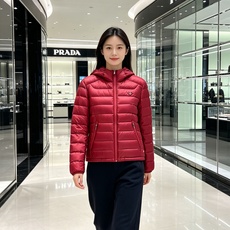 Prada 普拉达 2026秋冬新款三角标连帽轻薄羽绒,米白/酒红/藏蓝/黑四色男女同款。 横条分仓充绒,不跑绒不臃肿; Prada 普拉达 2026秋冬新款三角标连帽轻薄羽绒,米白/酒红/藏蓝/黑四色男女同款。 横条分仓充绒,不跑绒不臃肿;