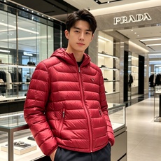 Prada 普拉达 2026秋冬新款三角标连帽轻薄羽绒,米白/酒红/藏蓝/黑四色男女同款。 横条分仓充绒,不跑绒不臃肿; Prada 普拉达 2026秋冬新款三角标连帽轻薄羽绒,米白/酒红/藏蓝/黑四色男女同款。 横条分仓充绒,不跑绒不臃肿;