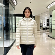 Prada 普拉达 2026秋冬新款三角标连帽轻薄羽绒,米白/酒红/藏蓝/黑四色男女同款。 横条分仓充绒,不跑绒不臃肿; Prada 普拉达 2026秋冬新款三角标连帽轻薄羽绒,米白/酒红/藏蓝/黑四色男女同款。 横条分仓充绒,不跑绒不臃肿;