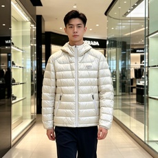 Prada 普拉达 2026秋冬新款三角标连帽轻薄羽绒,米白/酒红/藏蓝/黑四色男女同款。 横条分仓充绒,不跑绒不臃肿; Prada 普拉达 2026秋冬新款三角标连帽轻薄羽绒,米白/酒红/藏蓝/黑四色男女同款。 横条分仓充绒,不跑绒不臃肿;